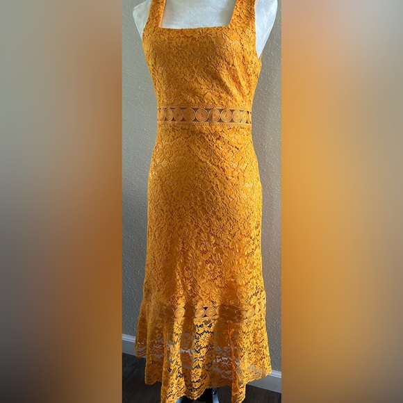 Lulu’s Elegant Yellow Lace midi Taliah Dress size M - Picture 5 of 8
